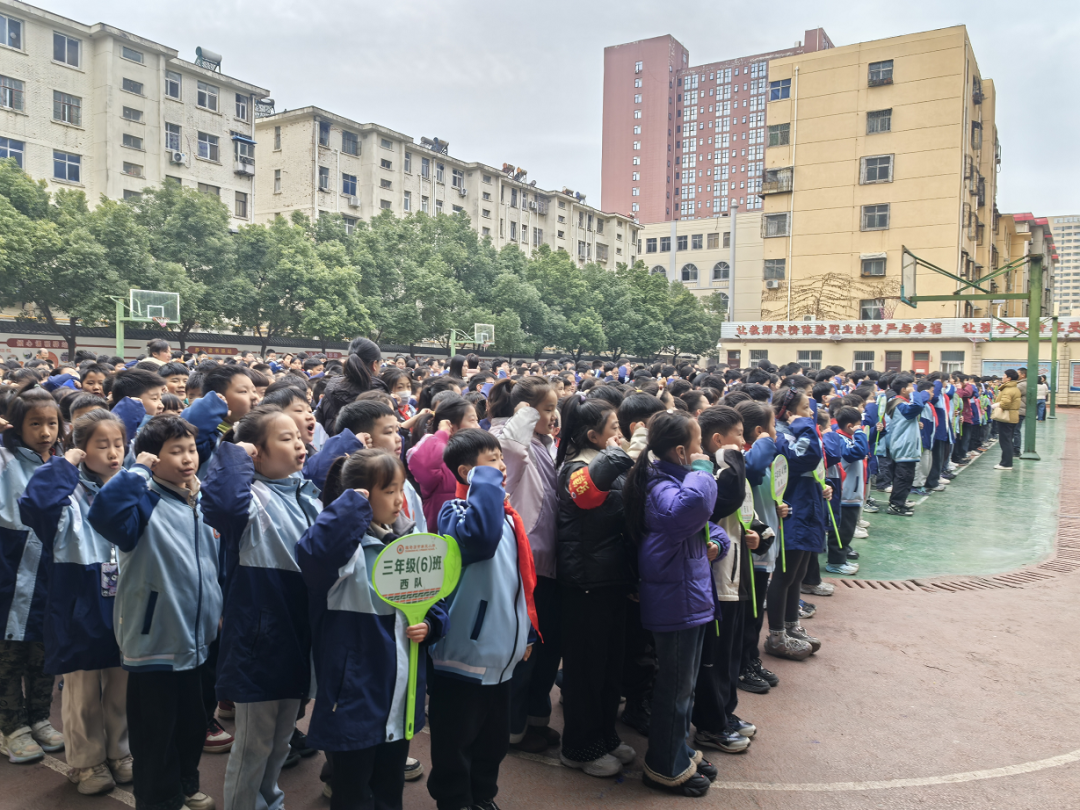  “以法育美 以美育心”駐馬店市第三小學(xué)舉行“國家憲法日”法治宣傳報告會