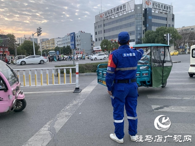 駐馬店首支交管義警隊(duì)亮相早高峰 警民共治繪就交通新圖景