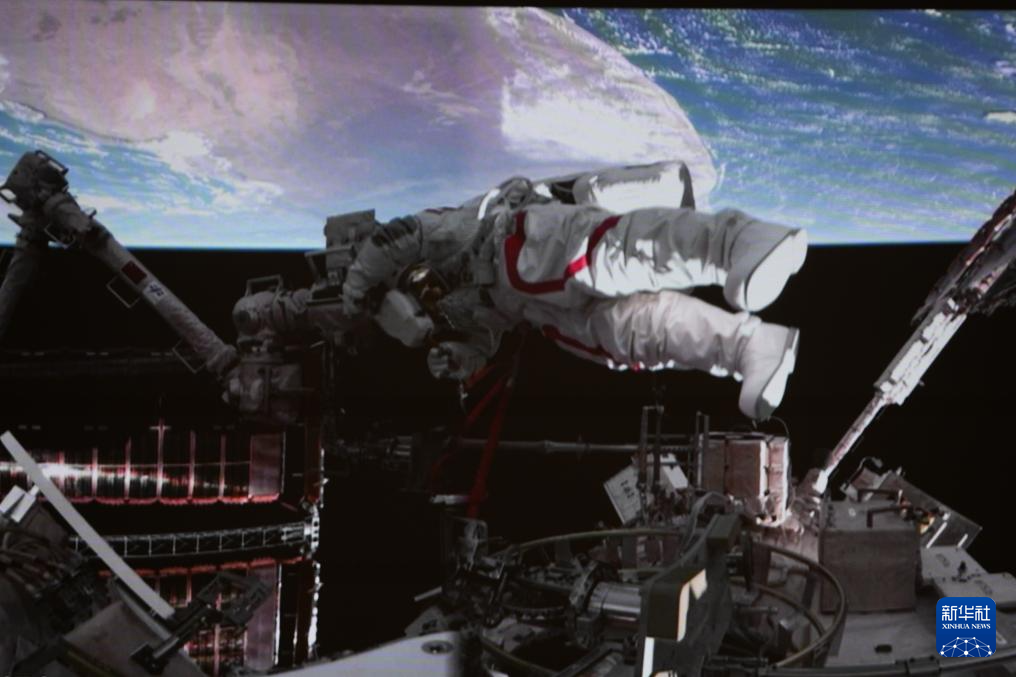 神舟二十一號航天員乘組圓滿完成第一次出艙活動