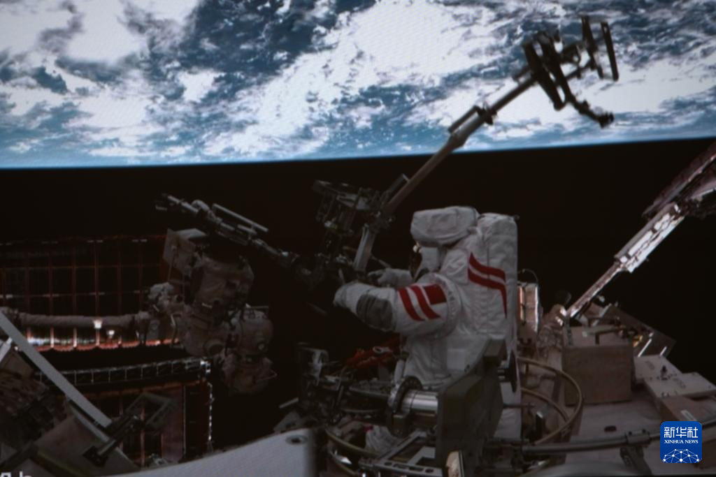 神舟二十一號航天員乘組圓滿完成第一次出艙活動