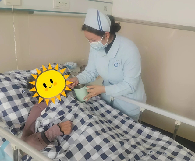 錦旗映初心 醫(yī)養(yǎng)暖夕陽：駐馬店市第一人民醫(yī)院西院區(qū)醫(yī)養(yǎng)結(jié)合科老人家屬的暖心致謝