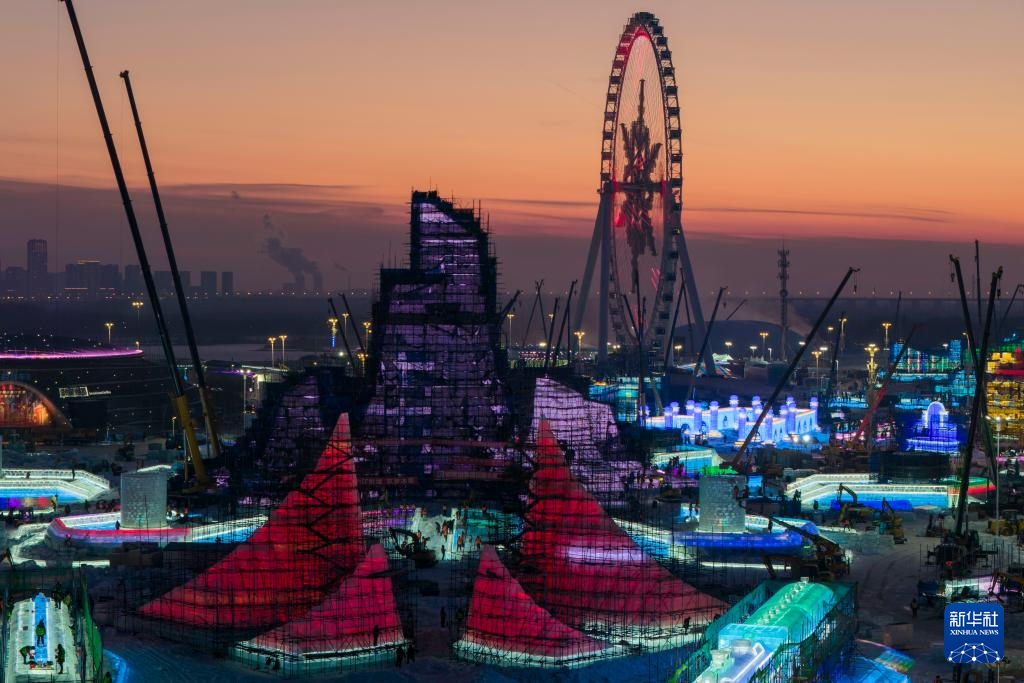 第二十七屆哈爾濱冰雪大世界主塔“冰燈啟夢”封頂