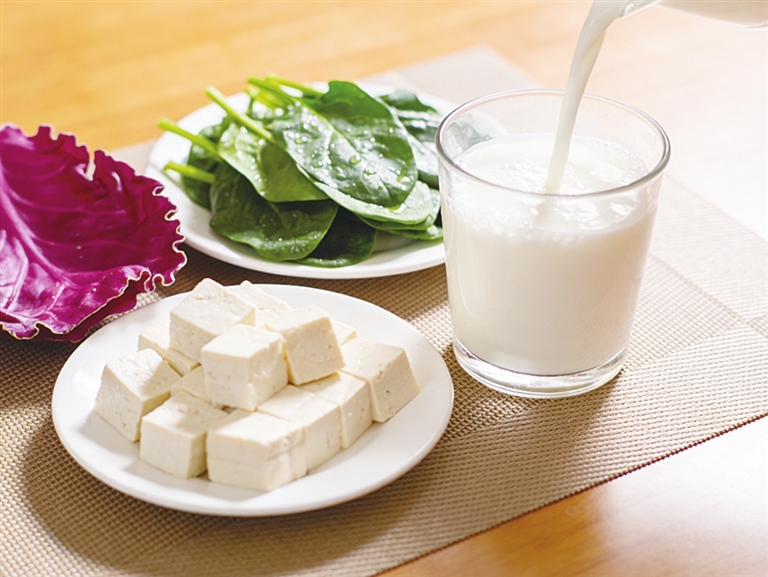 遠(yuǎn)離骨質(zhì)疏松性骨折 防跌倒+補(bǔ)鈣雙管齊下