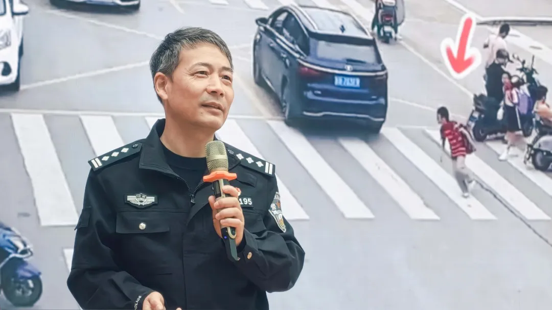 交通安全進(jìn)校園 護(hù)航平安成長路_駐馬店實(shí)驗(yàn)小學(xué)開展全國交通安全日主題活動(dòng)