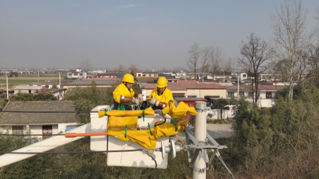 確山縣供電公司:帶電作業(yè)除隱患 備戰(zhàn)冬峰不停電