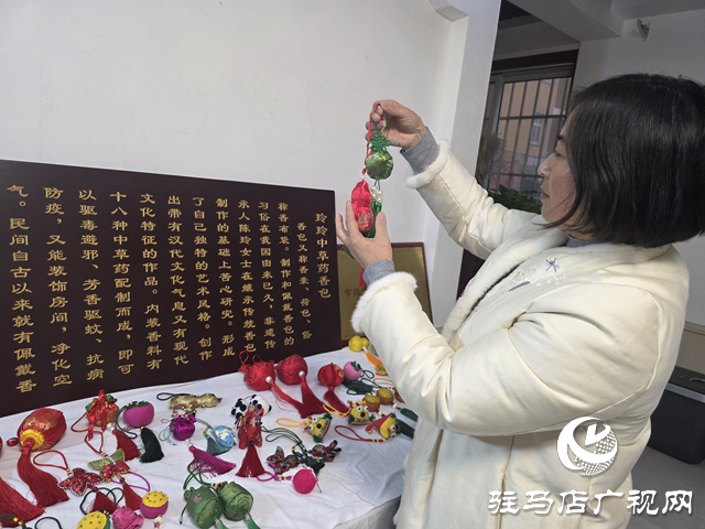 一縷藥香傳非遺 巧手匠心“囊”括現(xiàn)代生活