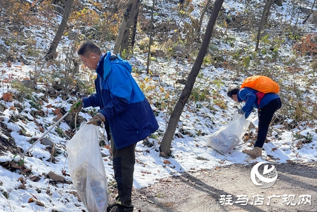 志愿者登山撿垃圾 用行動(dòng)守護(hù)綠水青山