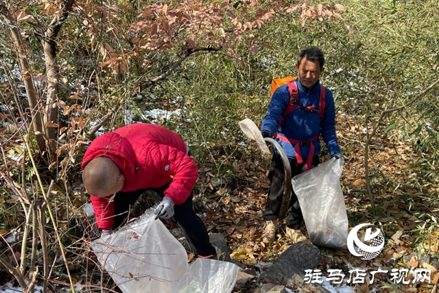 志愿者登山撿垃圾 用行動(dòng)守護(hù)綠水青山