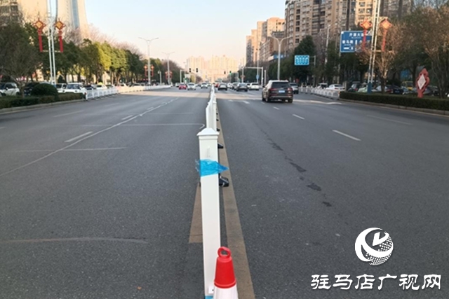 樂(lè)山大道加裝隔離欄 交通秩序顯著改善