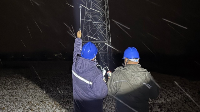 國網(wǎng)泌陽縣供電公司:踏雪巡線護光明 寒夜堅守暖萬家