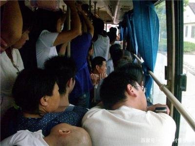 公交車司機(jī)急剎車致乘客受傷，誰擔(dān)責(zé)？