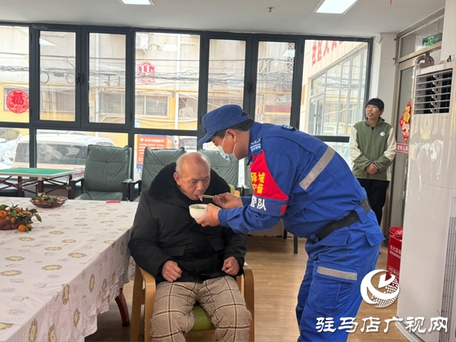 情滿冬至 天中救援隊慰問敬老院老人