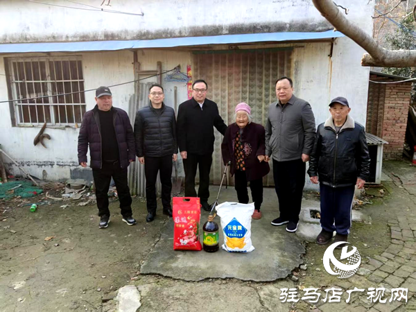 暖冬物資送上門 文明實踐暖民心——平輿縣新時代文明實踐中心走進(jìn)辛店鄉(xiāng)閆莊村