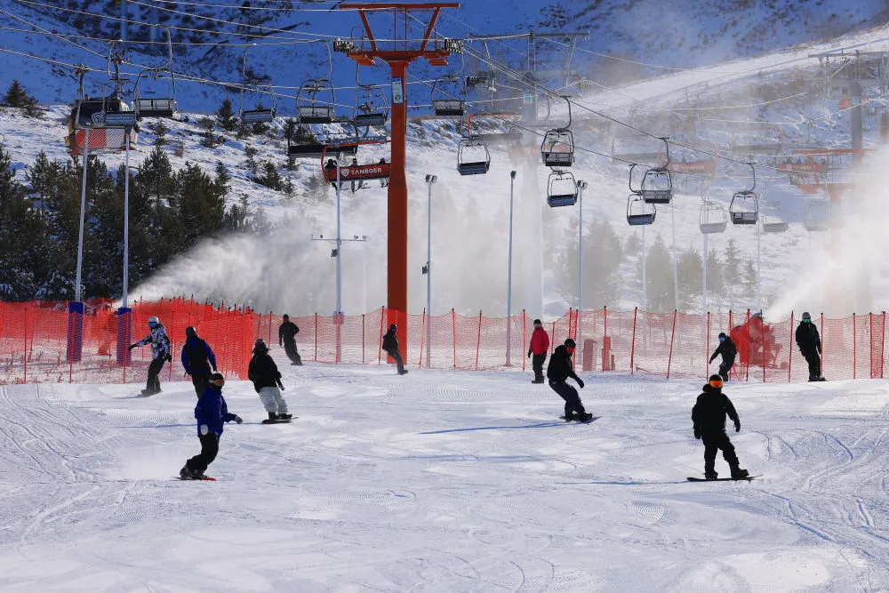 各大滑雪場陸續(xù)開板 冰雪經(jīng)濟持續(xù)升溫