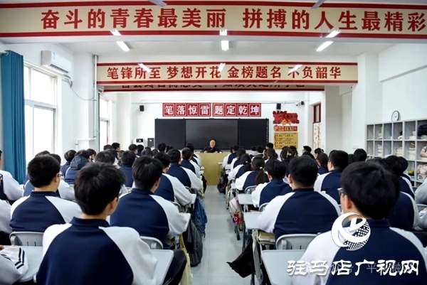 平輿縣委副書(shū)記、縣長(zhǎng)李磊為縣二高師生講授思政課