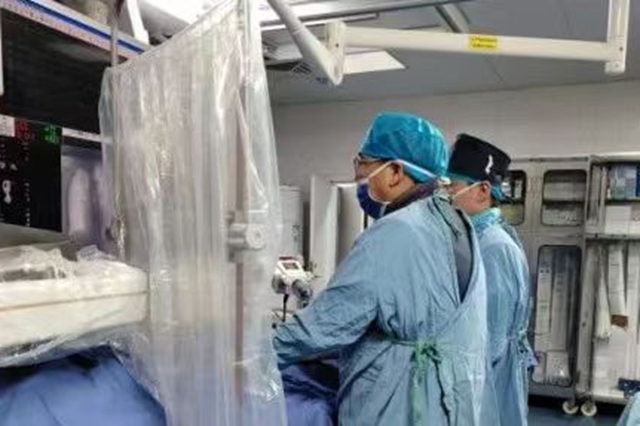 錦旗背后的醫(yī)者仁心：一場(chǎng)手術(shù)、一份信任、一個(gè)家庭的希望