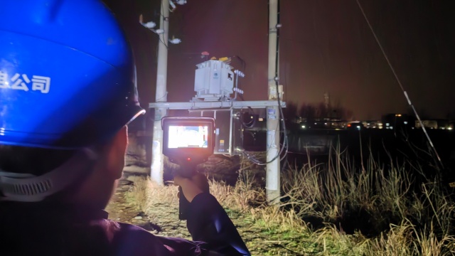 國網(wǎng)泌陽縣供電公司:夜間測溫保供電 寒冬守護(hù)“不打烊”