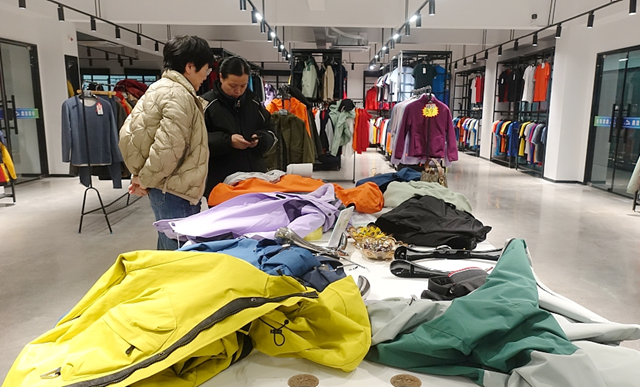 從“跟風(fēng)買”到“主動選” 國產(chǎn)三合一沖鋒衣成駐馬店消費(fèi)新寵