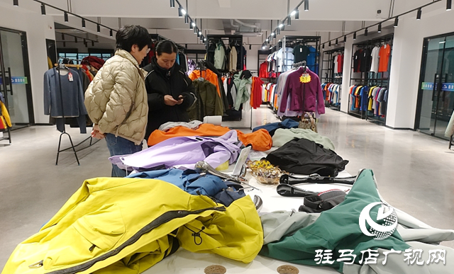 從“跟風買”到“主動選” 國產(chǎn)三合一沖鋒衣成駐馬店消費新寵