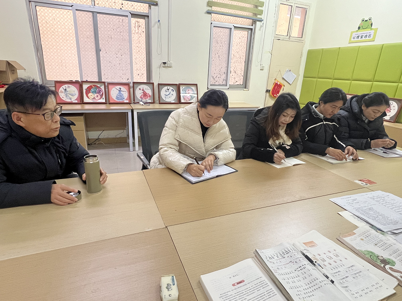  確山縣第二小學(xué)召開體音美與心理健康教育融合專題研討會