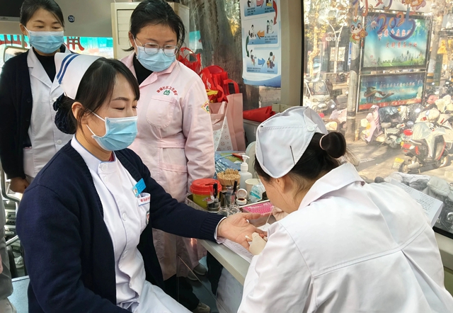 熱血暖寒冬 仁心護(hù)安康——駐馬店市第二中醫(yī)院開展年末無償獻(xiàn)血公益活動