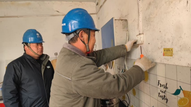 國(guó)網(wǎng)泌陽(yáng)縣供電公司：走村入戶查隱患 冬季用電更安全