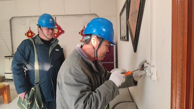 國(guó)網(wǎng)泌陽(yáng)縣供電公司：走村入戶查隱患 冬季用電更安全