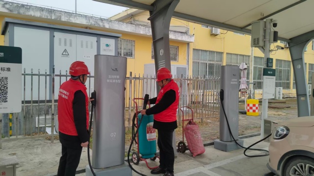 國(guó)網(wǎng)泌陽(yáng)縣供電公司：“體檢”充電樁 為綠色出行充滿電
