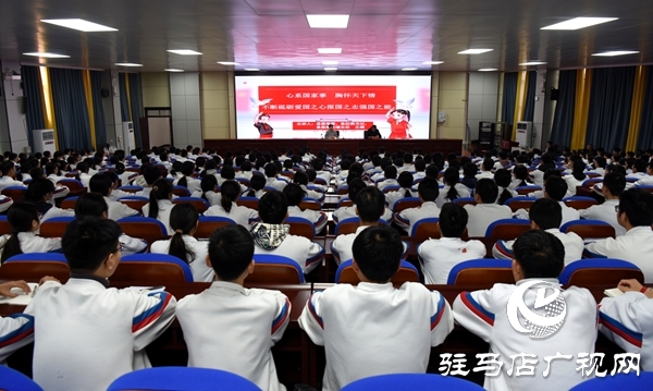平輿縣委常委、紀(jì)委書記王娟為縣第二初級(jí)中學(xué)師生講授思政課