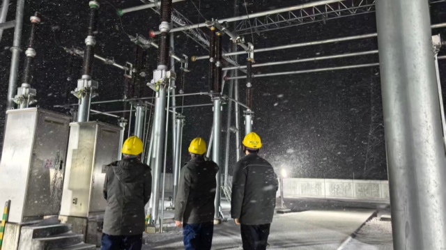 國網(wǎng)上蔡縣供電公司：雪“護(hù)”光明暖歲寒 燈映元旦開新篇