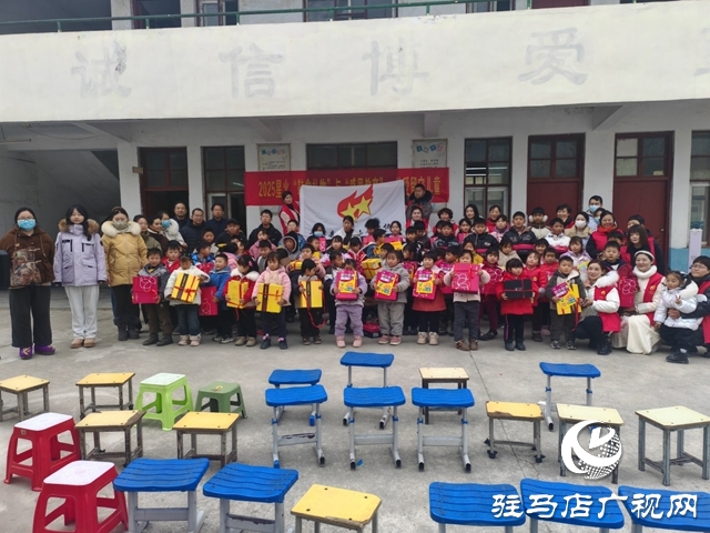 平輿星火志愿者為鄉(xiāng)村兒童送上跨年暖心禮