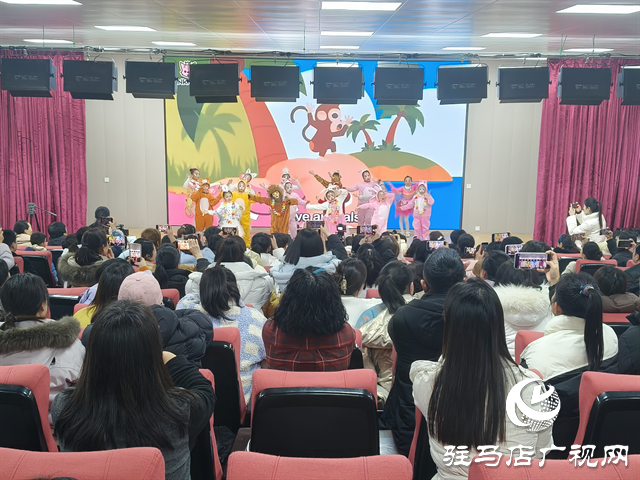  駐馬店市第二十三小學(xué)舉辦迎新年英語教學(xué)成果匯演