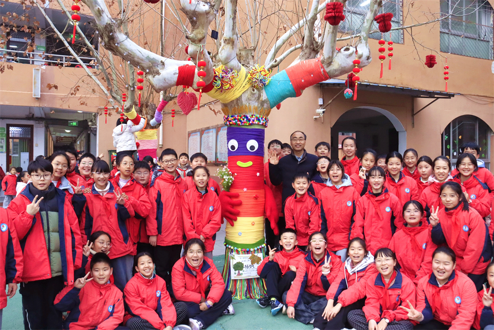 駐馬店第二實(shí)驗(yàn)小學(xué)開展樹木守護(hù)與生態(tài)藝術(shù)創(chuàng)作美術(shù)實(shí)踐活動(dòng)