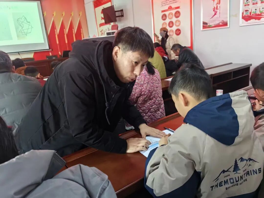 “玩”轉(zhuǎn)藝術(shù)之趣 “美”育童年之心