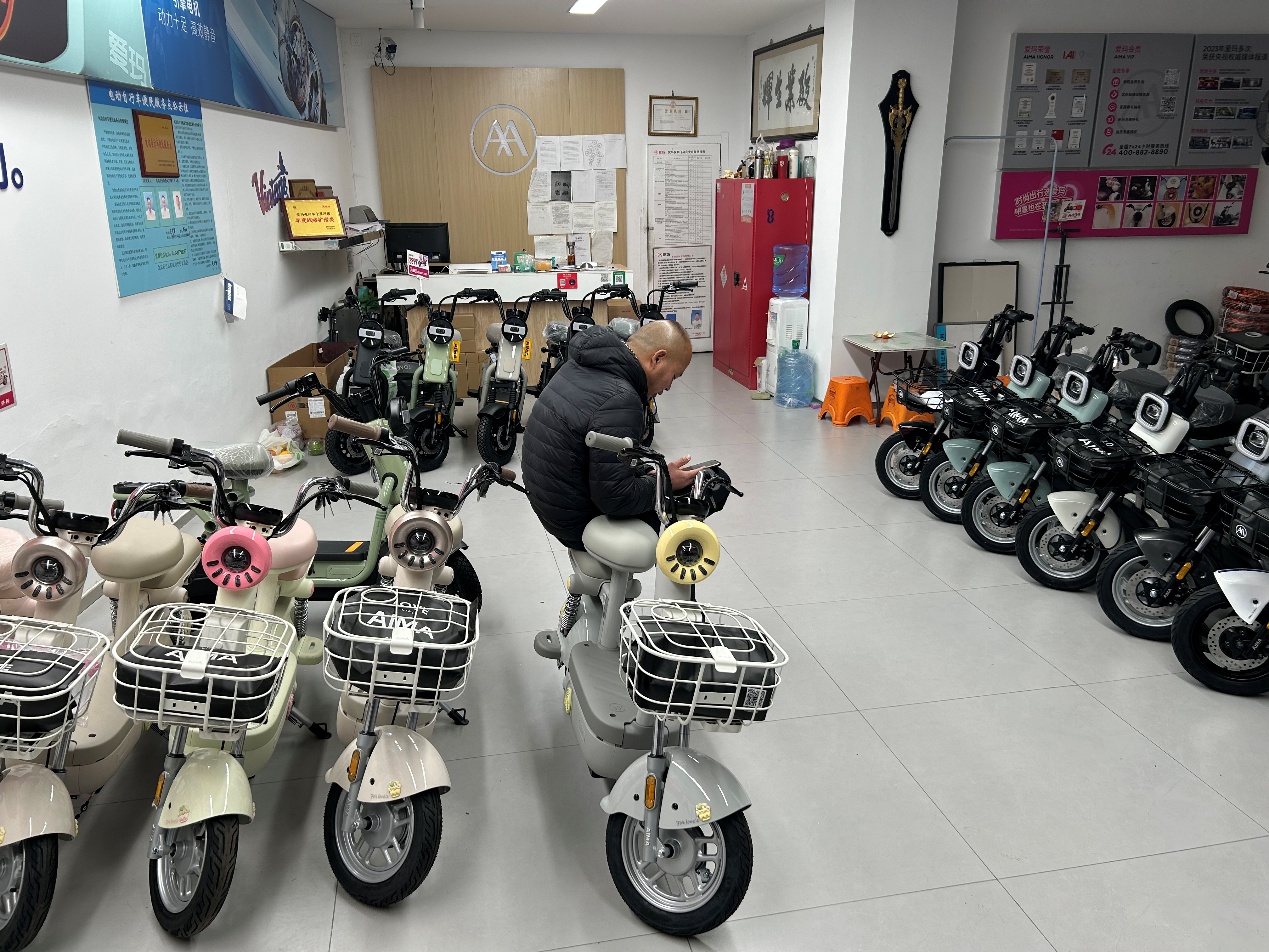 門店新國標(biāo)電動自行車扎堆，消費者為何仍觀望？