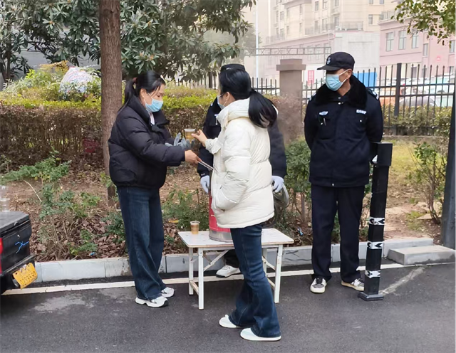  經(jīng)濟(jì)開(kāi)發(fā)區(qū)翟莊居委會(huì)聯(lián)合小區(qū)開(kāi)展“”三九寒天往外走，一杯姜茶暖你手”冬日暖心活動(dòng)