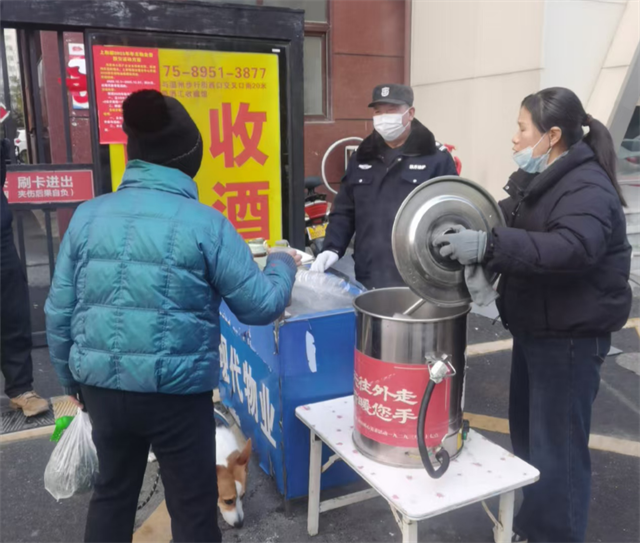  經(jīng)濟(jì)開(kāi)發(fā)區(qū)翟莊居委會(huì)聯(lián)合小區(qū)開(kāi)展“”三九寒天往外走，一杯姜茶暖你手”冬日暖心活動(dòng)