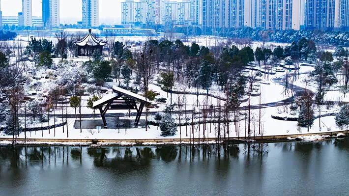 雪落玉湖 如詩如畫