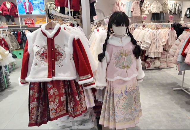 新年服裝點(diǎn)燃春節(jié)經(jīng)濟(jì) “新中式”服裝成消費(fèi)熱潮