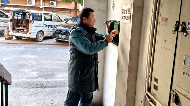 　用腳步丈量責(zé)任以真心傳遞溫暖  　　&mdash;&mdash;駐馬店市郵政分公司投遞員李棟的11年堅(jiān)守