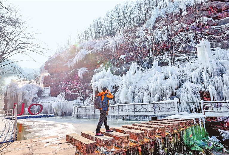 飛瀑流水結(jié)冰掛，真美
