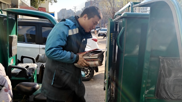 　用腳步丈量責(zé)任以真心傳遞溫暖  　　&mdash;&mdash;駐馬店市郵政分公司投遞員李棟的11年堅(jiān)守