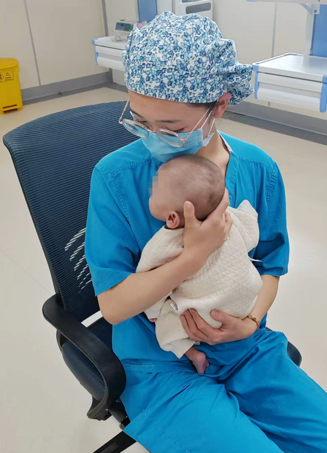 出生體重不足千克、呼吸衰竭……曾被醫(yī)院拒收的早產(chǎn)寶寶康復(fù)了