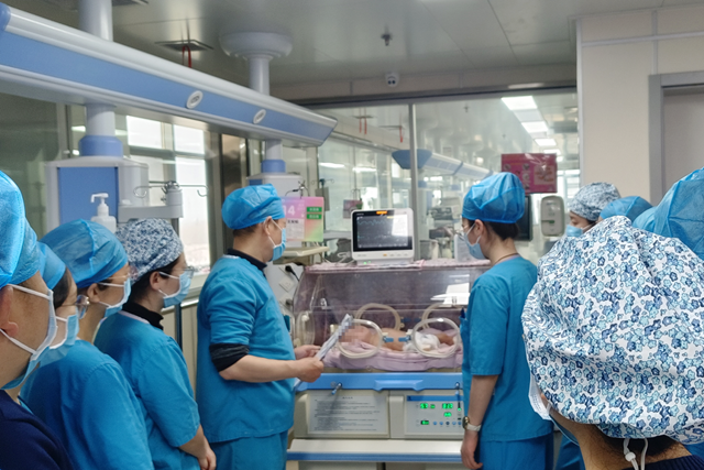 出生體重不足千克、呼吸衰竭……曾被醫(yī)院拒收的早產(chǎn)寶寶康復(fù)了