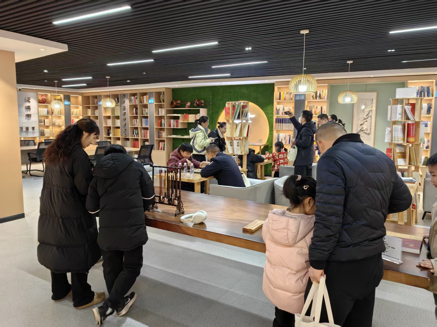 致敬中國(guó)人民警察節(jié)！駐馬店市公安局舉辦升國(guó)旗迎警旗儀式暨警營(yíng)開放日活動(dòng)