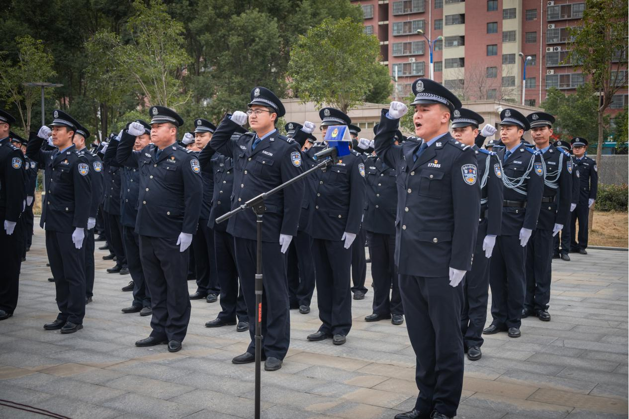 駐馬店市公安局經(jīng)濟(jì)開(kāi)發(fā)區(qū)分局隆重舉行 2026年警察節(jié)升旗宣誓儀式