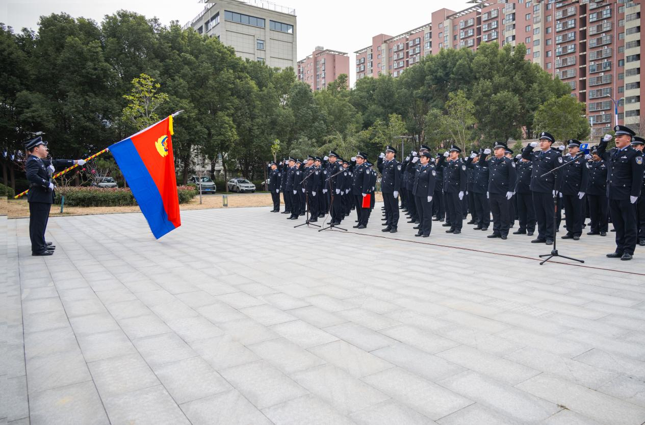 駐馬店市公安局經(jīng)濟(jì)開(kāi)發(fā)區(qū)分局隆重舉行 2026年警察節(jié)升旗宣誓儀式
