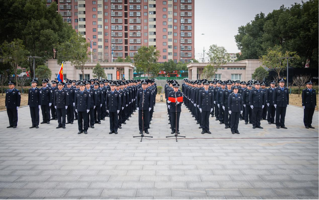 駐馬店市公安局經(jīng)濟(jì)開(kāi)發(fā)區(qū)分局隆重舉行 2026年警察節(jié)升旗宣誓儀式