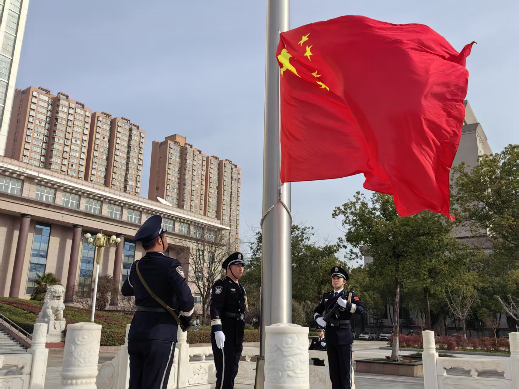 致敬中國(guó)人民警察節(jié)！駐馬店市公安局舉辦升國(guó)旗迎警旗儀式暨警營(yíng)開放日活動(dòng)