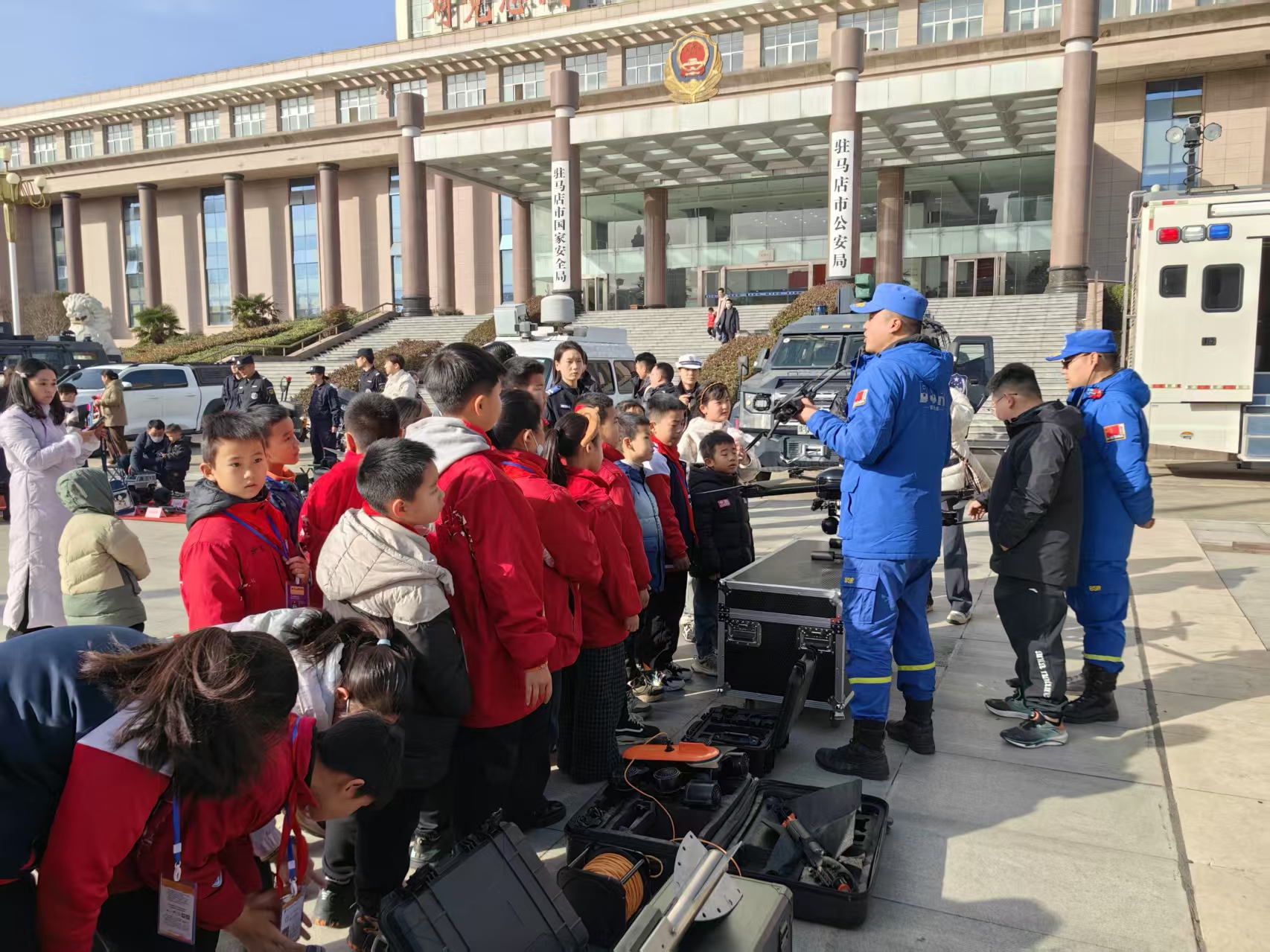 致敬中國(guó)人民警察節(jié)！駐馬店市公安局舉辦升國(guó)旗迎警旗儀式暨警營(yíng)開放日活動(dòng)